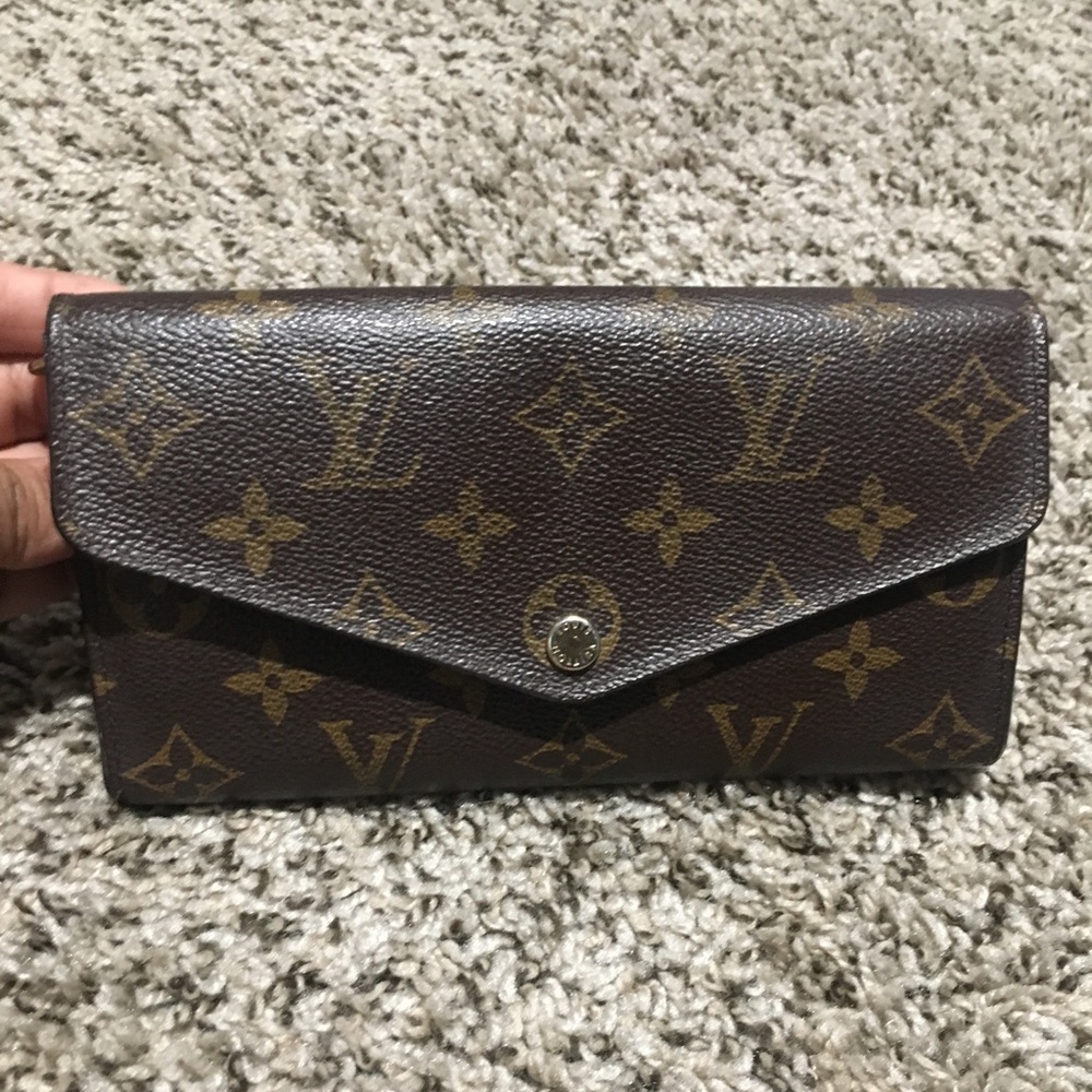 Authentic Louis Vuitton Old School SARAH Wallet.